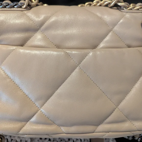 Chanel 19 Light Beige Quilted Shoulder Bag - Picture 6 of 12